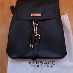 Verkaufe ORIGINAL Versace Parfums Rucksack Tasche  schwarz/gold    mit Karabinerverschluss ! NEU und UNBENUTZT !!  28 x 26 x 17  ! Mit Aufbewahrungsbeutel !
VB: 33,00