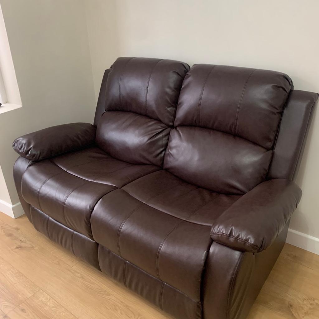 2x 2 seater leather recliner sofas in RM7 Havering für 500,00 £ zum