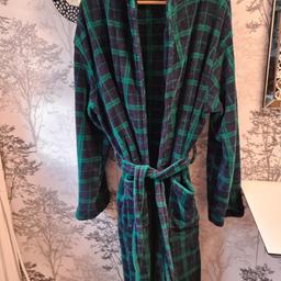 FOR SALE A DRESSING ROBE
MENS
SIZE XL
GREEN CHECKED
VERY GOOD CONDITION 
SELLING FOR £7