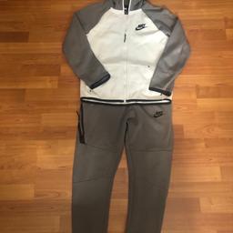 Nike Tech fleece - KIDS 
Size L (12-13yr / 147-158cm)
Grey & off white
In good condition

** ALSO LISTED ON OTHER SITES **