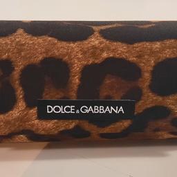 Dolce & Gabbana Custodia per Occhiali Leopard Originale
Originale, Nuova mai usata. 
Dolce & Gabbana custodia  
Astuccio grande di colore Leopardo
Chiusura: Calamita 
Interno: Velluto
Dimensioni: 17X8X7cm; 120 grammi