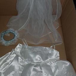 3 piece wedding dress ....veil and garter 

from build a bear workshop

good condition

for more items of clothing and bears please see my other listings

price low for a quick sale

collection only please