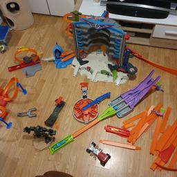 Hot wheels bundle including shark garage ,pizza drive track ,launcher track loop track,Nitro bot track box of cars .
Connect all of them ,hours of fun.
In good ,clean condition .