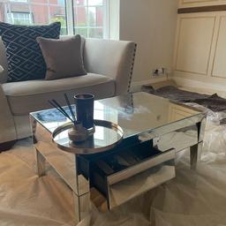 Mirrored coffee table.
Two draws
I have the box aswell if anyone wanted to dismantle
Small crack ontop see third photo otherwise all pristine condition. The small crack can be covered with a book
Or a candle.
Paid over £300.

Bargain at £50
Quite heave table