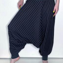 Handgefertigte Haremshose/ Damen Hose aus leichten Stoffen in schwarz-lila mit grauen Bündchen.

Ein Unikat :)
Bünd dehnt sich von 37 bis 53 cm (einfach gemessen)
Die Hose passt bei Größen: S, M, L


98% Baumwolle, 2% Elasthan