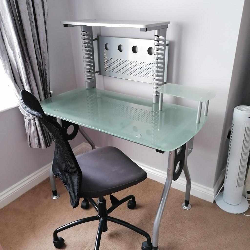 computer table and chair in DY10 Wyre Forest für £ 40,00 zum Verkauf