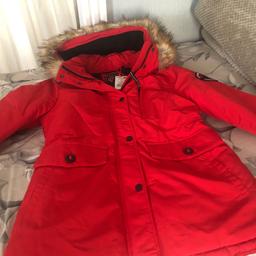 Brand new unworn Gorgeous red Superdry parka size 14/L
Pictures don’t show the red colour very well
Sadly it’s too big for me
Grab a bargain winter warm coat at a fraction of the original cost RRP£149