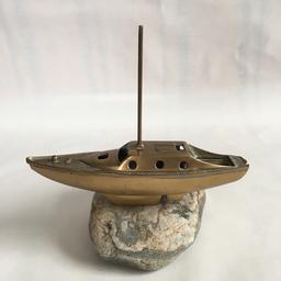Collectible Bronze Boat 🚤 .
Vintage/Heavy/Handmade/Beautiful 
Size: 17.5 x 4.5 x 14.5 ( W x D x H )
Good condition.