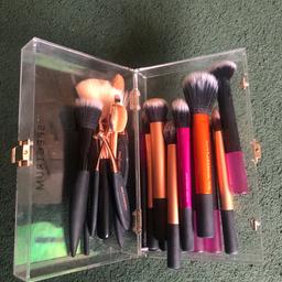 Variety of makeup brushes 
Have been used a few times but have also been cleaned.
Collection only.