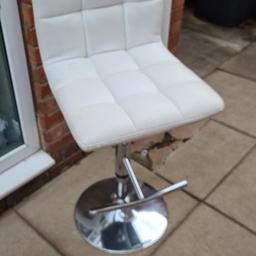 bar stools and table good condition
offers