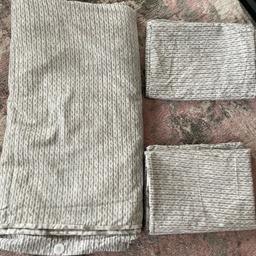 Kingsize grey and white reversible knitted and cable knit design with matching pillow cases x 2. Catherine Lansfield. Excellent condition used a few times. Moved and changed colour scheme. Smoke free home.