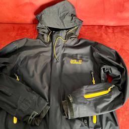 Verkaufe gebrauchte gut erhaltene HardShell-Jacke von Jack Wolfskin in schwarz mit Schneefang. Rauchfreier und tierloser Haushalt. Da es sich um Privatverkauf handelt keine Gewährleistung oder Rückgabe. Eventuelle Versandkosten sind vom Käufer zu tragen.
