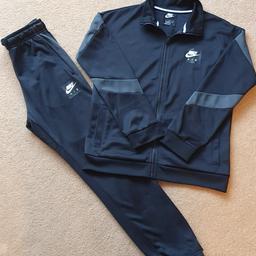 BOYS NIKE TRACKSUIT 

AGE 12 -13 YEARS

OPTION TO COLLECT FROM SOUTH WEST DENTON OR HAVE DELIVERED