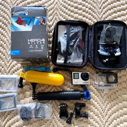 Verkaufe neuwertige GoPro Hero 4 Silver mit Bildschirm inkl. jede Menge Zusatz: Batterie, Schwimmgriff, Action Kamera Handler (rutschfest), 360* Clip Mound, und vielem mehr (siehe Bilder).