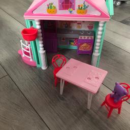 Barbie Chelsea clubhouse playset 
Excellent condition
Comes with bear
Fridge and oven in the kitchen open
Comes with table and two chairs