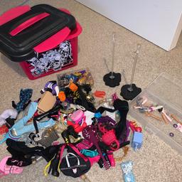 Bundle of monster high earrings, necklaces, clothes, shoes and arms all included, box working and cute storage