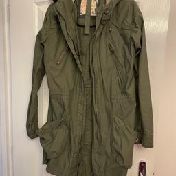***needs new zip***

Such a lovely Parker jacket…too nice to throw away. 

If you can get the zip fixed please give it a new home?

Size 8 from New Look 

Collection from WV14 9HB