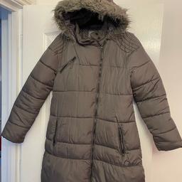 Girls grey warm padded winter coat from next.
Age 15-16 years
Zip, hood & pockets
Snag & split near bottom…hardly noticeable when worn…please see pics
Collection only from WV14 9HB