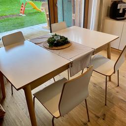 Ausziehbarer Esstisch 6 bis 10 Personen Höhe 75,5 Länge 85 Breite 150 moderner Stil lässt sich problemlos ausziehen.Mit seiner unter der Tischplatte verstauten Verlängerungsplatte kann dieser rechteckige Tisch von 150 auf 220 cm Länge vergrößert werden.Dank seiner großen Tischplatte in Weiß mit Eichen Beine und Eiche Umrandung.

Kleine normale Gebrauchsspuren auf der Platte, sonst alles im gutem Zustand.

Der Tisch wurde 2019 bei Maison du Monde bestellt.
Stühle sind von Ikea.