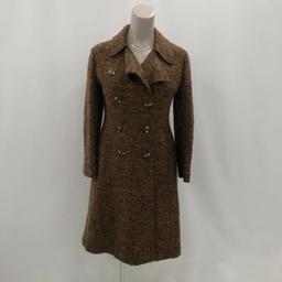 A brown shade in a double breasted style with button up closure, this coat is an overcoat style with a collared neckline.
A size 42" chest or UK 14 this is great for smart, business, or formal wear and is dry clean only.