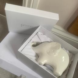 Beautiful gift

Brand new - never used

Comes with gift box 

Little White Company