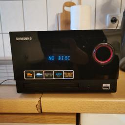Verkaufe hier ein Küchenradio von Samsung.

Man kann darüber Radio, CD, AUX und sogar Musik über MP3 Schnittstelle hören.

Zustand ist sehr gut und funktionieren tut sie einwandfrei.