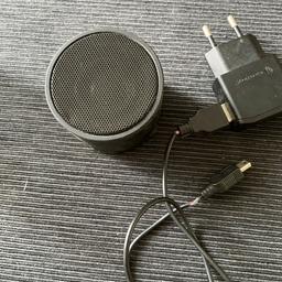 Gut erhaltener Bluetooth Lautsprecher von Denver mit Gebrauchsspuren. Schwarz,Modell Bts-21
Beim Kabel ist die Ummantelung an 2 Stellen etwas ab(siehe Fotos).