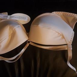 Axami is a high end brand. Push up bra
Hook and eye fastening on the back.
Shoulder straps are not removable.

Brand new in the box with tags
Made in Poland

Why not take a look at my other items.

#axami #love #valentine #lingerie #sexy