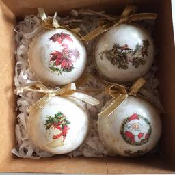 An unique set of 4 handmade baubles with 8 different pictures. Each bauble has 2 different pictures on both sides. Diameter: 8 cm. Finished with gold bow on both sides.
They are white with a sparkling golden glitter.

The price is for set of 4 baubles in brown box with jute string.