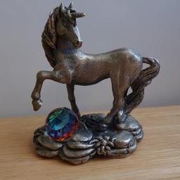 The Crystal Unicorn 3114 Red Gem Crystal Ball.
It is in excellent condition, no damage.
Delivery by Hermes £2.95