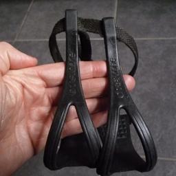 Pair of tough plastic toe clips and nylon straps.
Colour: Black
Used.
I don't need it.