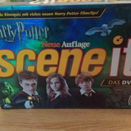 Verkaufe hier das komplette Spiel Scene it Harry Potter Auflage 2.
Mit in dem Spiel enthalten sind 
1 DVD
1 Box mit Fragen
4 Figuren
2 Würfel
1 Spielbrett
1 Anleitung

Für Harry Potter Fans genau das richtige.