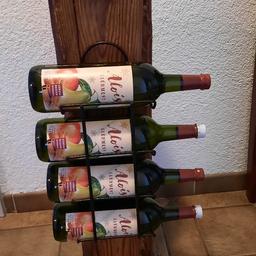 Weinständer für 4 Flaschen
alter Balken (geölt)
Metallfuß
ca. 75cm hoch