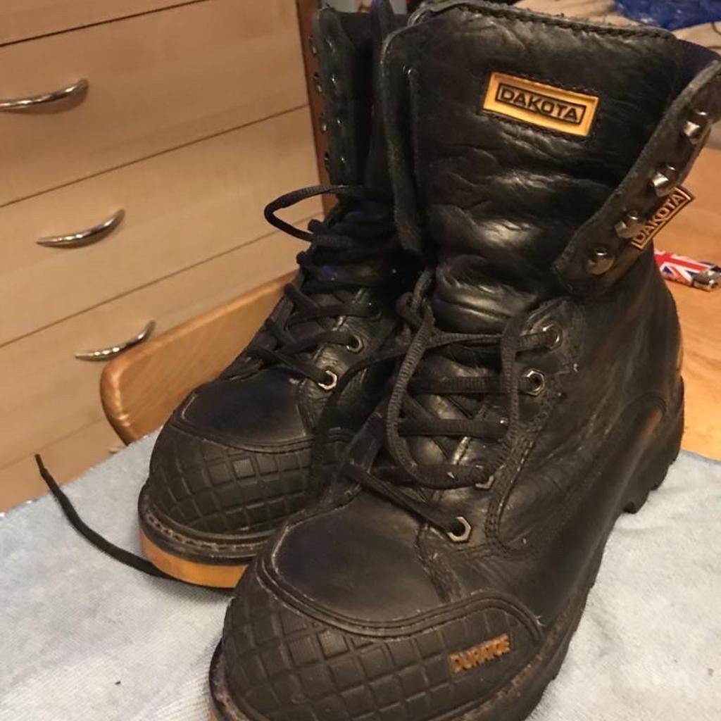 Authentic DAKOTA Men’s Black/Yellow Leather 8030 Steel Toe Steel Plate Work Boots in Size 8.

Treat yourself with this perfect & trendy work boots that can be worn also like a going out everyday boots as a must-add to your Dakota’s boot collection.

Almost not used as in very good condition!

Postage fees will be added.

Buyer to collect from Brixton.
Can be also post for a small fee.

Please check out my other listed items for sale!💍📿😍