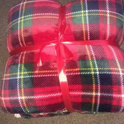 Extra warm fleece throw is in vgc is tartan on one side and cream fleece lined no longer wanted as changed colours