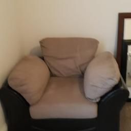 1 seater sofa from pet and smoke free home.
Well kept is clean does have minor scrapes that can't really be seen.
has not been used much was covered with a throw.
the zips to attach arm cushions have broken but it can be used without them attached.

have no space for them that's why want them out.