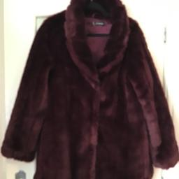 Burgundy faux fur coat Kaleidoscope
Gorgeous stunning coat
Fully lined
4 press studs
Really warm coat for Christmas