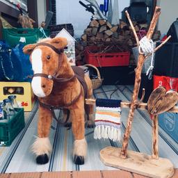 Pferd Pony zum drauf sitzen
Leider funktioniert der Sound nicht mehr
Mit Holzgestell für Sattel, Decke und Zaumzeug zum aufhängen (selbstgemacht)
Aber vielleicht freut sich ein anderes Kind noch drüber