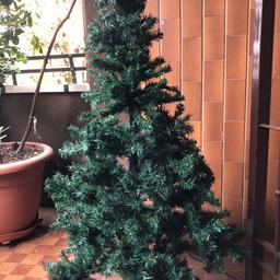 Vendo albero di Natale alto 150 cm da terra a punta e diametro inferiore circa 75 cm. Usato solo 3 Natali. No spedizioni