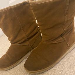 River Island boots 
Worn in good condition 
Size 6
