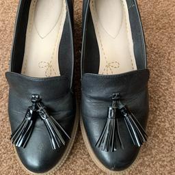 Black size 6 Clark’s shoe. Worn few times but have plenty of wear left in good condition
