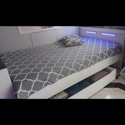 das Bett ist 127 × 205 cm groß,
Lattenrost ist 120 × 200 cm groß
die untere Schublade 95 × 135 cm groß
mit LED verschiedene Farben, in sehr gutem Zustand