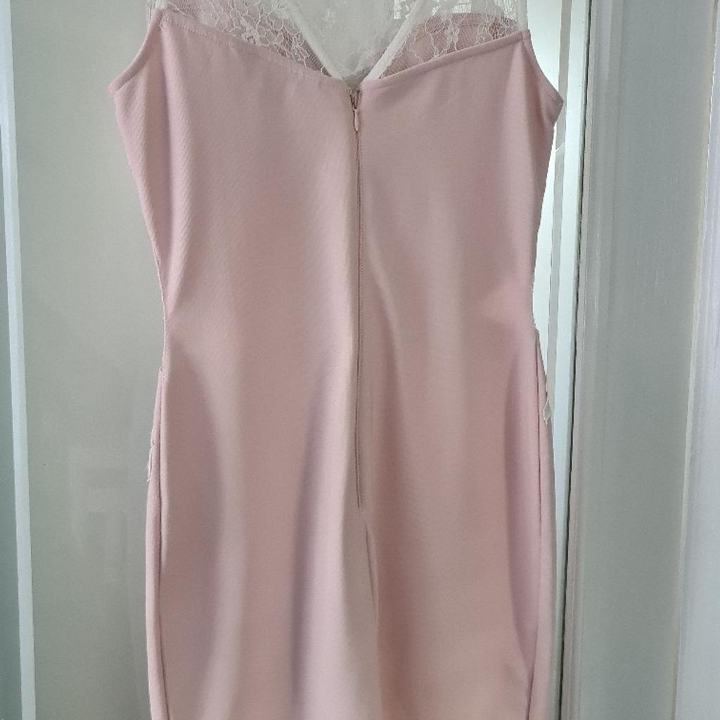 beautiful dusky pink colour
tight fit
would fit size 10
paid £75 for this and only wore it twice 🙈
dress clear out!
collect from wednesbury