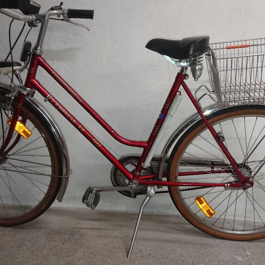 Verkaufe ein Damen Fahrrad in einem fast neuwertigen Zustand . Es ist ein Fahrrad der Marke STEIGER Modell Commodore.