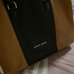 Ich verkaufe diese schöne Armani Tasche die ich aufgrund zu vielen Taschen und keinen passenden Anlass verkaufen möchte