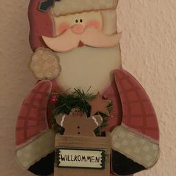 Dekorativer Weihnachtsmann aus Holz , hübsch bemalt und mit plastischen  Highlights  , Höhe ca.58 cm und Breite ca. 23 cm zu verkaufen .
Mit leichten Gebrauchsspuren !

Habe noch zwei weitere Holzfiguren , siehe Bilder .

Versand möglich !