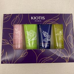 set 4 pezzi idea regalo 🎁 
kiotis Paris (stanhome)
set composto da 4 mini gel doccia in formato 30 ml   
NUOVI MAI USATI scadenza 2024 🛍
con scatolina come in foto