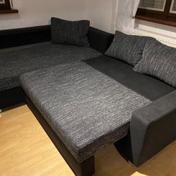 Verkaufen diese Couch da wir uns eine Größere gekauft haben. 
Guter Zustand. 
Man kann eine Schlafcouch daraus machen. 
Bietet Stauraum in einem Sitzteil