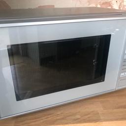 Microwave Panasonic 800w
Working order but has a small chip on the glass plate, does not affect functionality.

Includes manual and grill accessory.

Only getting selling as the place we moved in to has a bigger one.