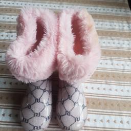 River Island
Girls wellies size 6 infant size
Please note - the faux fur round the left boot
Is discoloured see please picture
Otherwise they are in good condition
Collection Westhoughton area
Will post for extra £5